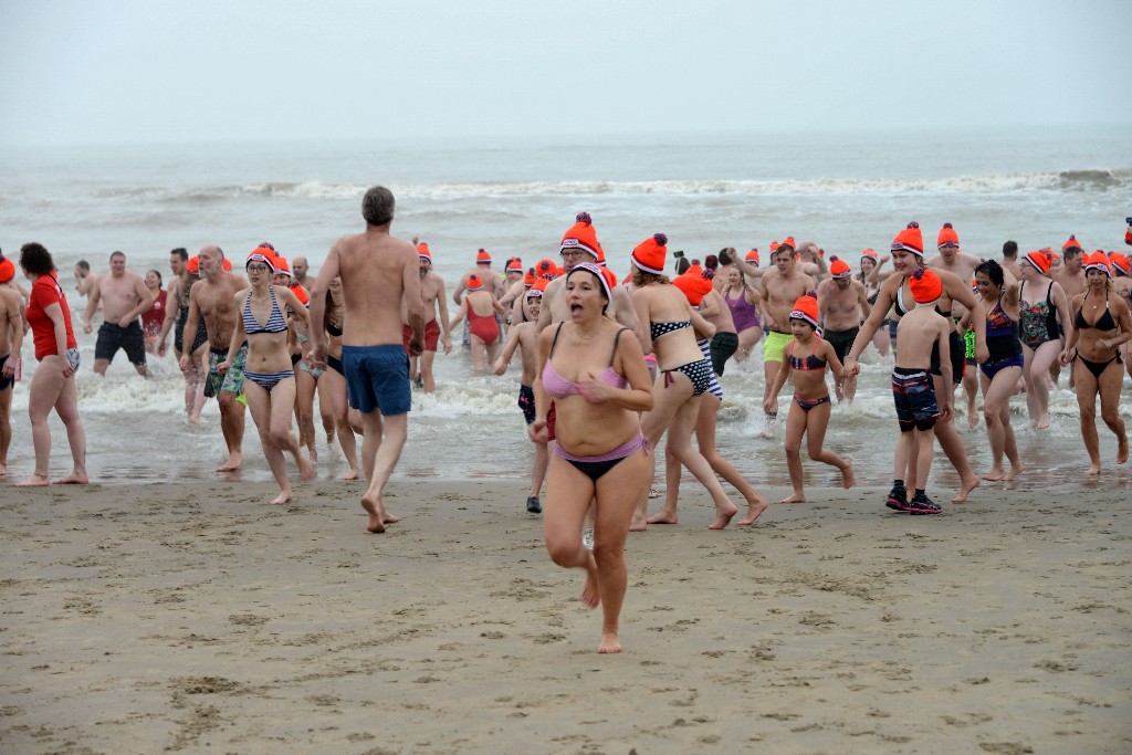 ../Images/Nieuwjaarsduik Noordwijk 2020 074.jpg